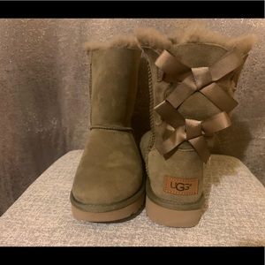Bailey Bow Ugg’s Size 5- New
